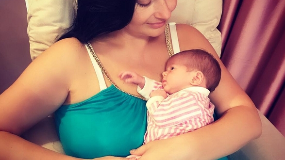 Gabriela Cristea a avut un şoc când şi-a văzut pentru prima dată fiica! Cum era micuţa Victoria când vedeta a ajuns la ea: ”A fost o naştere grea!”