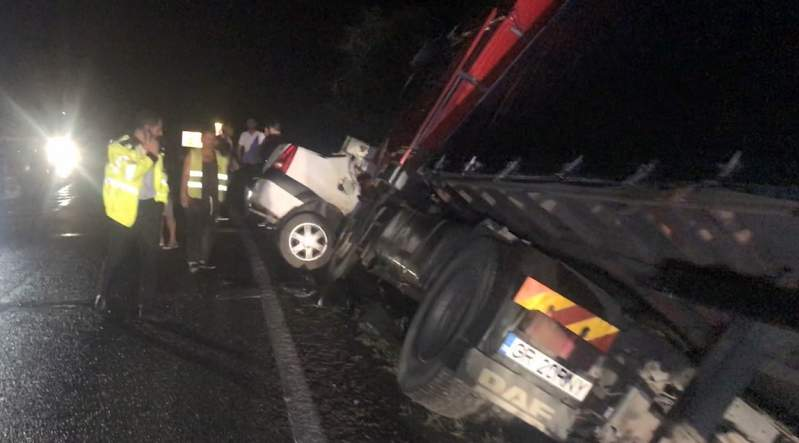 VIDEO. Accident teribil lângă Craiova. O şoferiţă a ajuns cu mașina sub un TIR. „Am încercat să o salvez, dar…!”