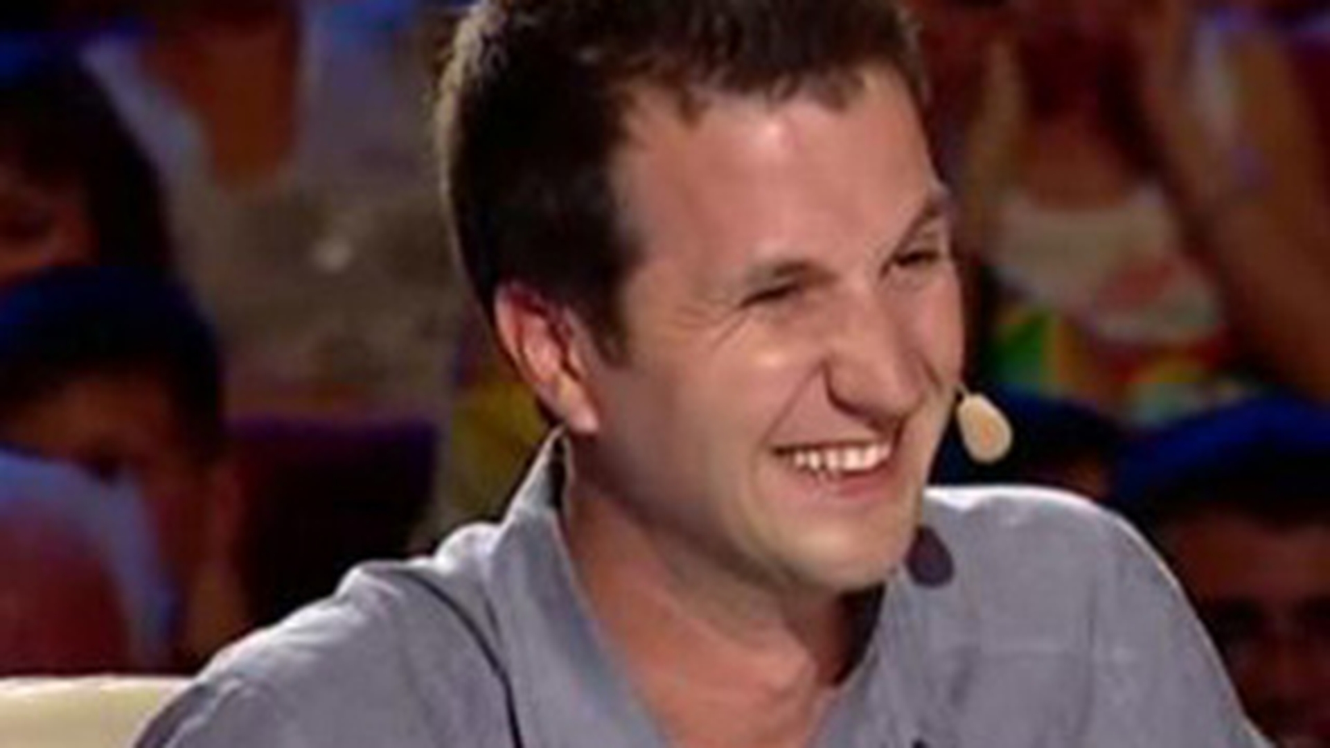 VIDEO Moment colosal din "Romanii au Talent" 2012! Andi Moisescu rade pana la lesin de "latraul" asta - Vezi reactia Andrei si a lui Mihai Petre!
