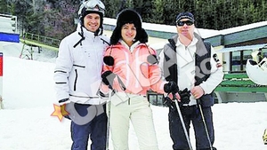 Sotii Dinu s-au distrat in Austria alaturi de nasul lor! Cornelus si Alexandra au schiat alaturi de Nicu Gheara