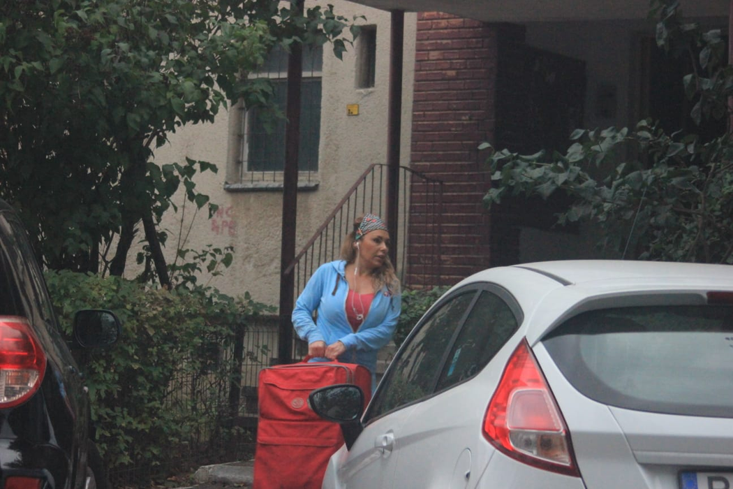 Iubitul milionar a dat-o afară din casă după ce ar fi prins-o cu "amantul"
