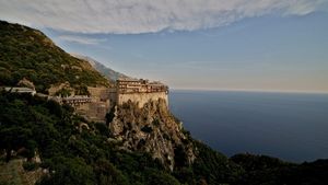 Dieta incredibilă pe care o țin călugării de pe Muntele Athos. Ce mănâncă, de fapt, cei mai sănătoși oameni din lume