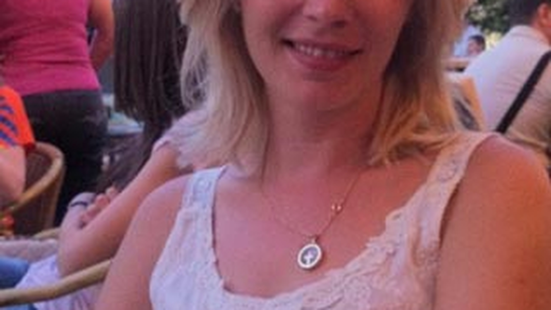 Diana Dumitrescu si-a schimbat look-ul, dupa ce a cerut sfaturi de la fanii ei de pe Facebook! Vezi ce spune despre noua ei tunsoare