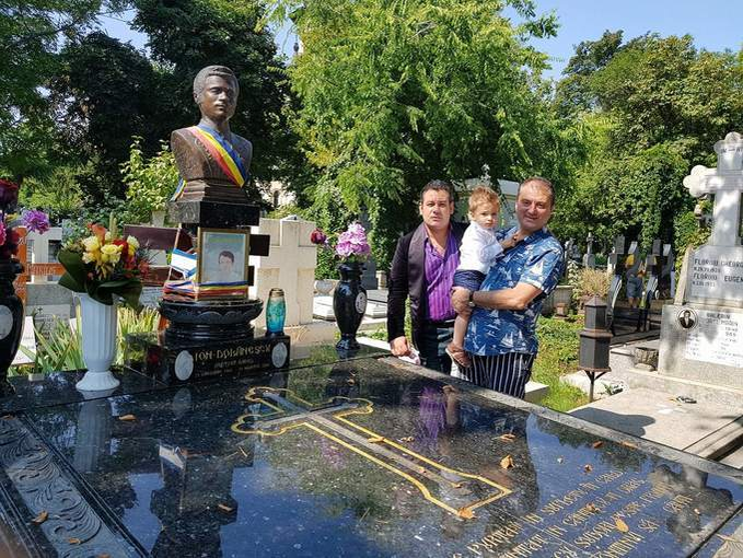 Ionuţ Dolănescu, la mormântul tatălui său, în urmă cu câţiva ani