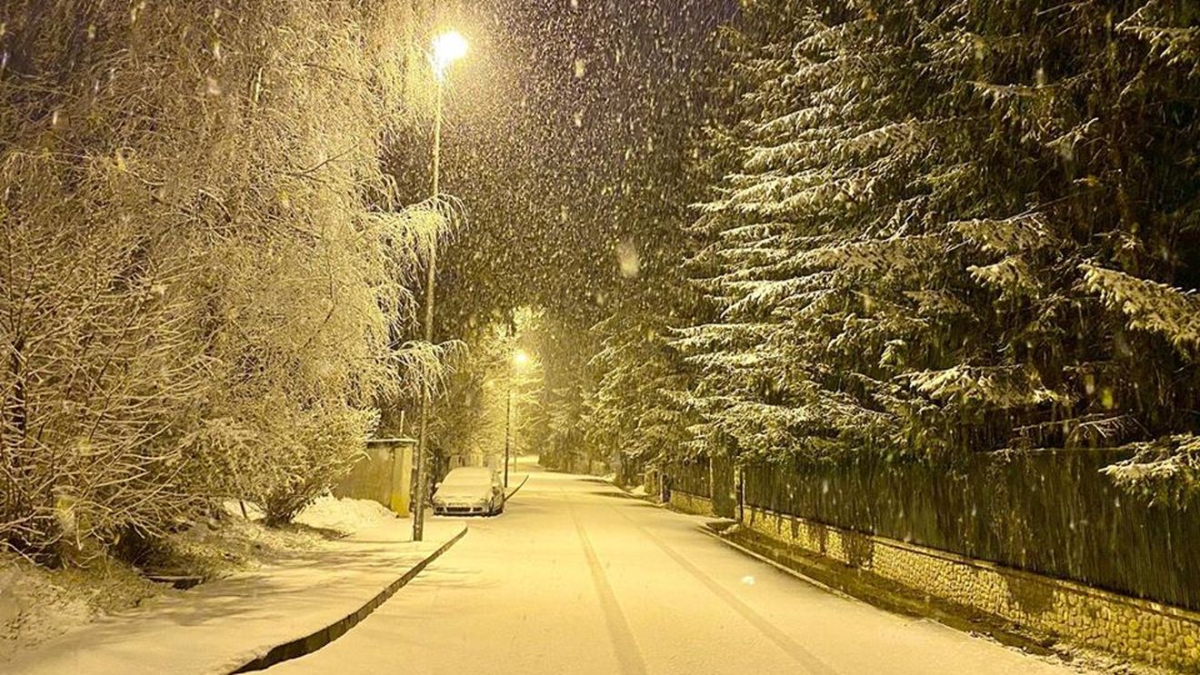 Iarna nu și-a spus ultimul cuvânt! Poiana Brașov, acoperită de zăpadă în mijlocul primăverii. FOTO + VIDEO