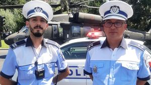 Cine sunt polițiștii care au oprit traficul, în piața Charles de Gaulle, după ce un elicopter american a aterizat forțat pe carosabil