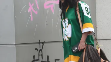 Până acum, nicio altă vedetă n-a avut curaj să se îmbrace aşa! Uau! Inna, ”APARIŢIE EXTRATERESTRĂ” pe stradă…