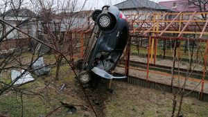 Cascadorie fără voie în Bacău. O mașină s-a înfipt în pământ după un accident