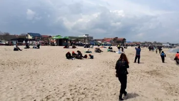 S-au redeschis plajele în Vama Veche. Cât costă un șezlong, față de anul trecut, și câți oameni pot sta la soare