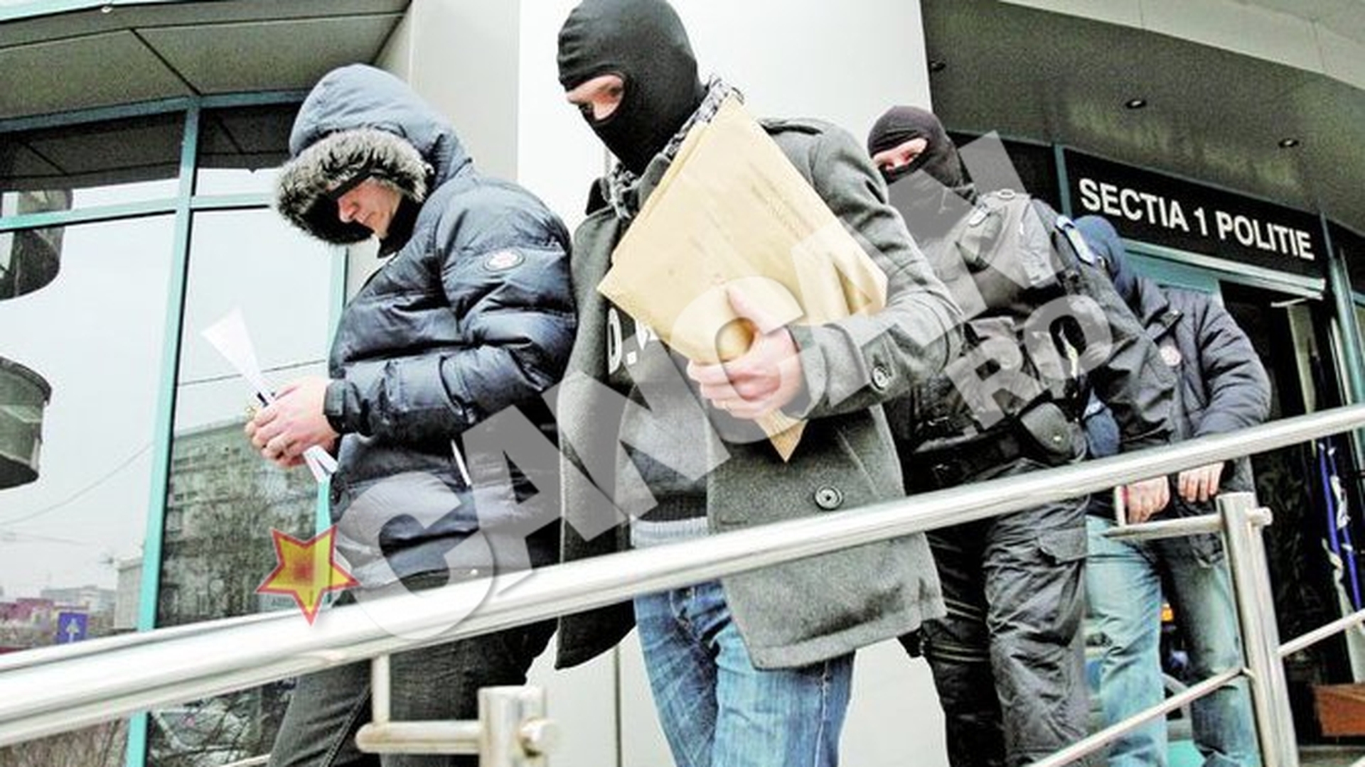 Politistii spagari raman dupa gratii
