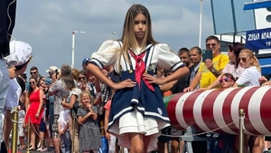 Alexandra Mazăre a făcut furori la Ziua Marinei într-o ținută inspirată din uniformele marinarilor