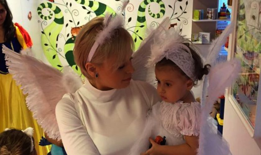 Adorabil! Cum s-au fotografiat Misha și fetița ei în prag de sărbători