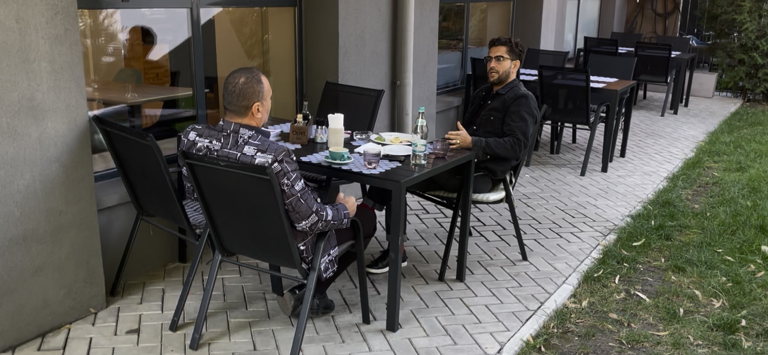 Cezar Ouatu era îmbrăcat casual, în timp ce amicul său purta o ținută elegantă