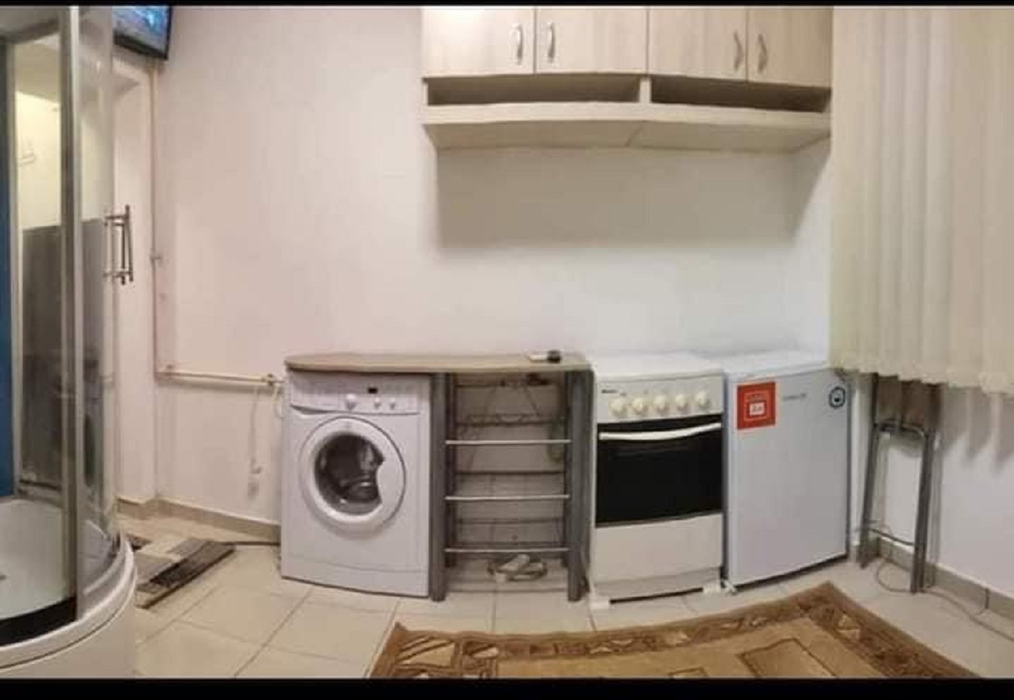 Un bărbat a vrut să închirieze o garsonieră în care baia și bucătăria erau în dormitor. Uluitor cum au reacționat internauții