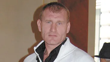 In tara lui Tolea, toti sunt pitici! Uite cu cine isi exerseaza muschii sportivul!