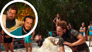 Avem imaginile! Cum l-a "căpăcit" Aris pe Gabi Tamaș la Survivor, de fapt. Cronica unei zile "udate" cu multă, multă bere