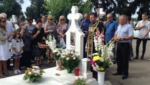 SCANDAL LA CIMITIR! Mama Mădălinei Manole a aruncat cu bolovani în Petru Mircea! A spart o sticlă şi a vrut să îl taie pe faţă!