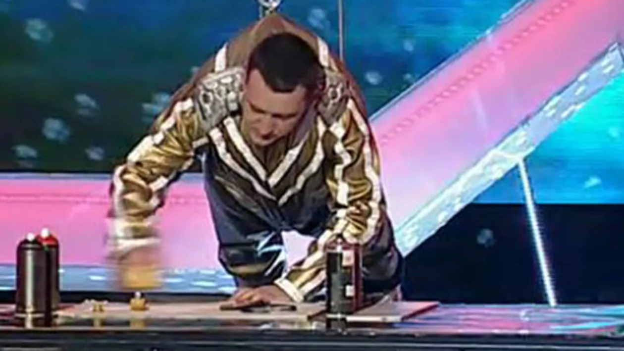 Degeaba s-a spanzurat cu un carlig deasupra scenei ca tot nu a impresionat juriul! Vezi ce prestatie a avut un profesor