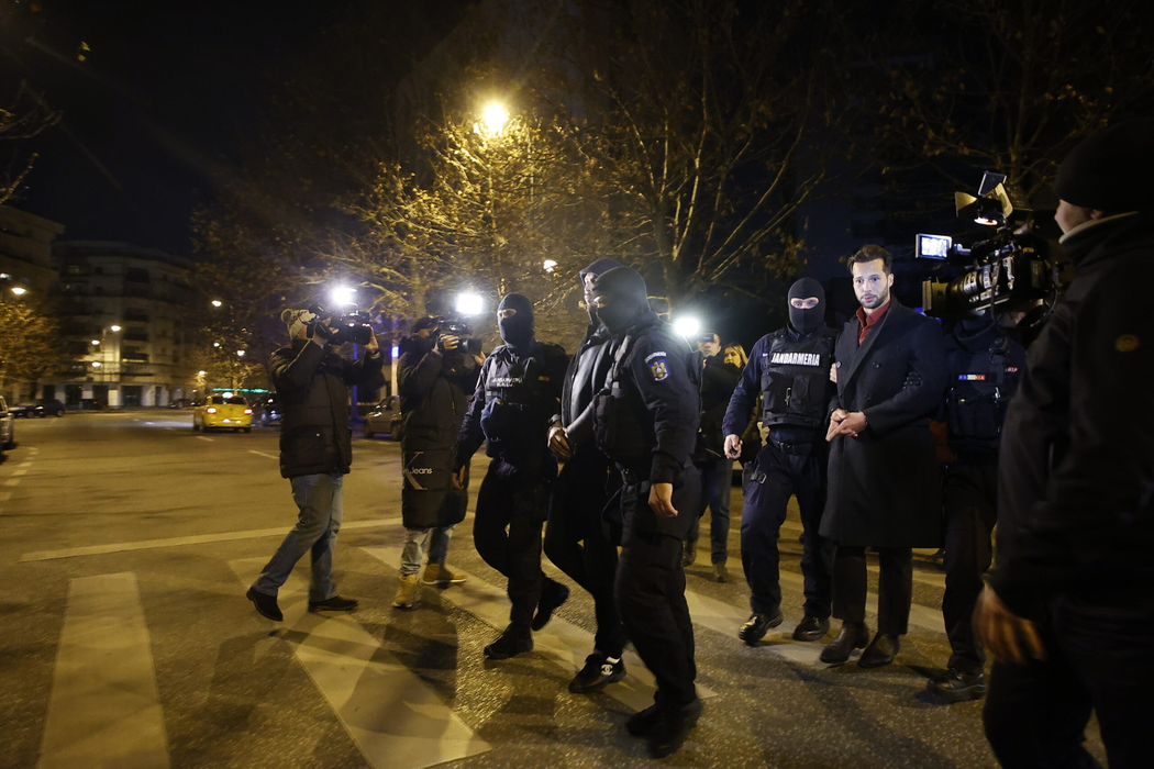 Polițiștii i-au arestat pe frații Tate (Sursă: Cancan.ro)