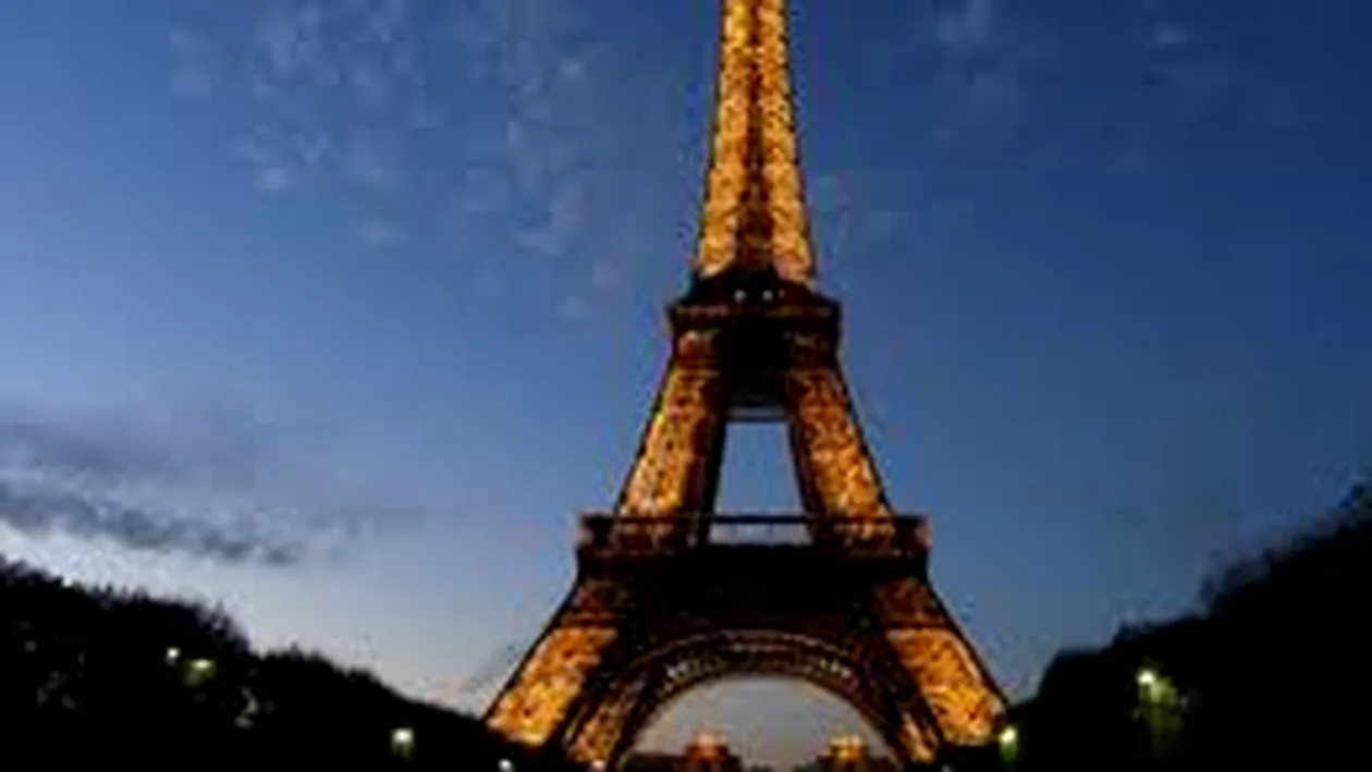 Stare de alertă la Paris! Autorităţile au primit un apel că Turnul Eiffel va fi aruncat în aer!