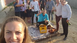  VIDEO! Numai la Vaslui se putea întâmpla asta! N-o să ghiceşti niciodată cu ce s-au plimbat aceşti miri în ziua nunţii
