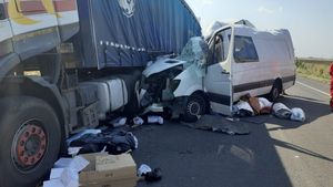 Accident mortal în Ialomița. O dubiță a intrat din plin într-un tir. O femeie a murit pe loc
