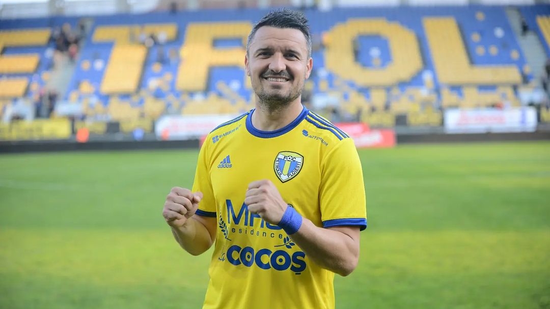 Un fotbalist din naționala României a băgat un porc tranșat în valiză și l-a trimis cu avionul. Stupoare la aeroport. „Bă, dar ce-ai pus în el?”