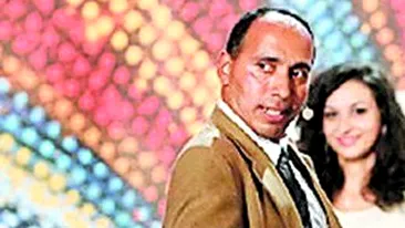 Simpaticul trubadur de la Romanii au talent locuieste la Oituz, cu Gena si Mihaela. Gigel Frone nu sufla in fata surorilor