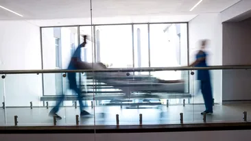 O fetiță de 2 ani a murit în brațele tatălui, la scurt timp după externare! Prima reacție a spitalului