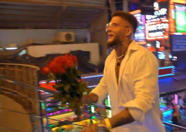Ispita Eric îi oferă Cristinei un buchet cu flori / sursă: Captură video
