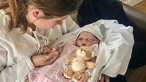 Poveste emoţionantă! Cu inima frântă, o mamă a făcut publice poze cu frumoasa ei fetiţă, care s-a născut moartă după ce a fost otrăvită în timp ce era în pântece