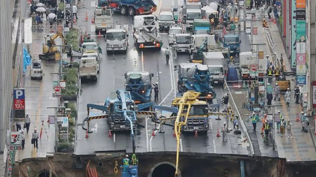 Un crater uriaş a fost reparat în timp record de către japonezi! Iată cum arată acum intersecţia în care pământul s-a surpat din senin