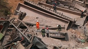 Tragedie feroviară. Șase persoane au murit după ce un tren a deraiat și a intrat într-o casă | VIDEO