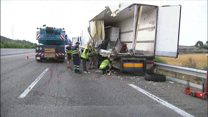 Un român a murit în timp ce își repara camionul, pe o autostradă din Spania! Un TIR l-a lovit în plin