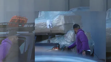 Uite-l pe Cabral cu mobila în brațe! Început furtunos de an pentru prezentatorul de la ”Sunt celebru, scoate-mă de aici”!