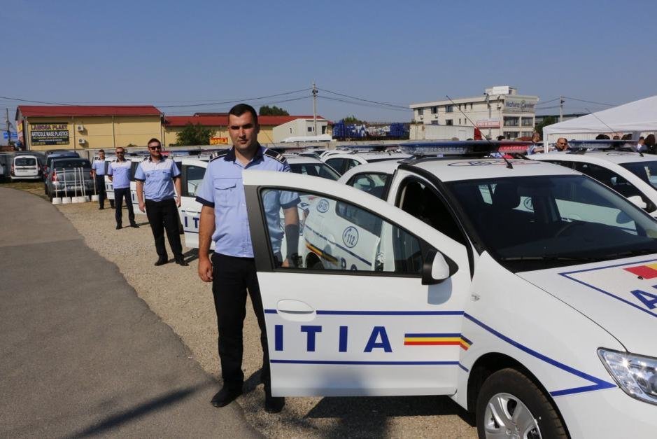 FOTO. Poliția română a prezentat mașinile în care vor sta arestații. Cum arată și ce dotări au noile Dacia Logan