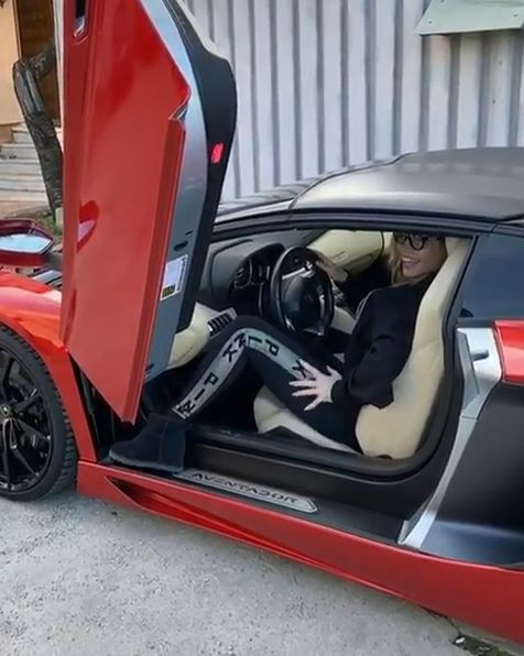 Loredana Groza, dans lasciv în Lamborghini-ul lui Adi Minune. Manelistul i-a dat bolidul pentru o tură prin București | FOTO & VIDEO