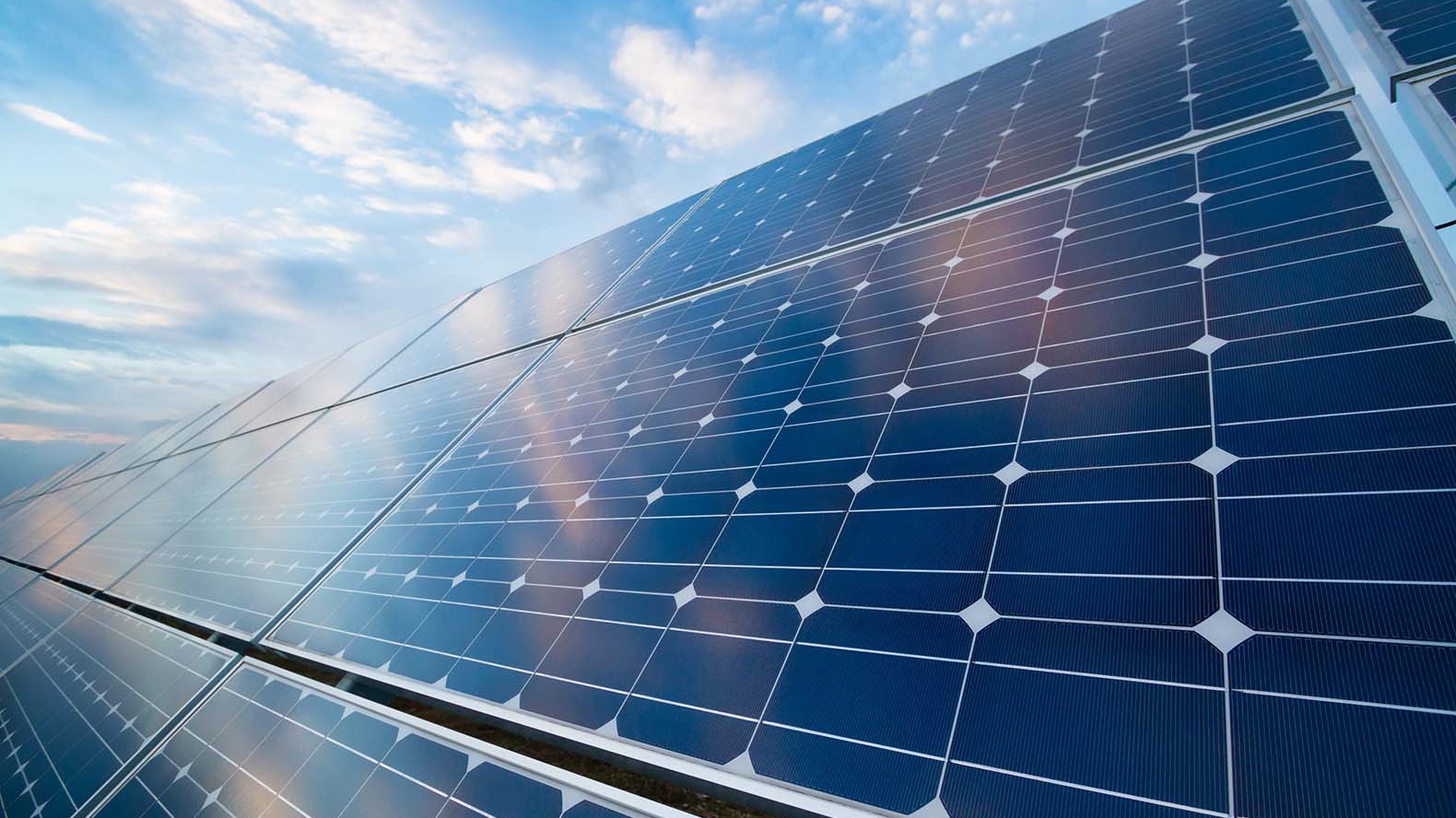 Cât costă să îți instalezi panouri fotovoltaice dacă stai la bloc. În cât timp recuperezi investiția