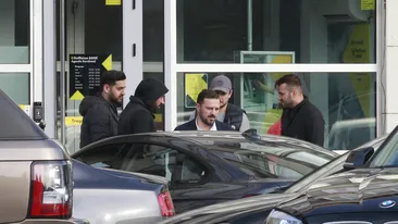 Asta înseamnă să fii şmecher! Nepotul multi-milionar al lui Gigi Becali, păzit de un alai de ”bodyguarzi” la bancă