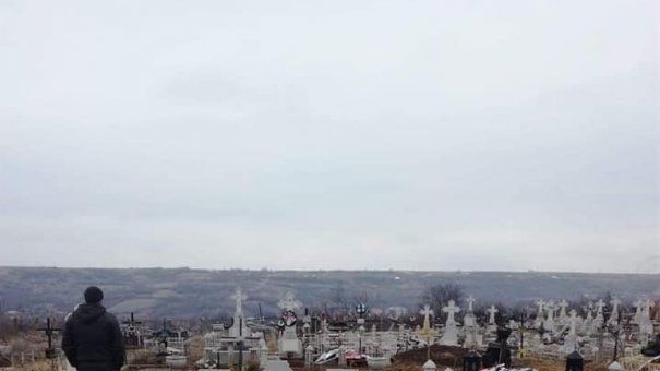 Descoperire halucinantă într-un cimitir din Vaslui. Sătenii sunt îngroziți