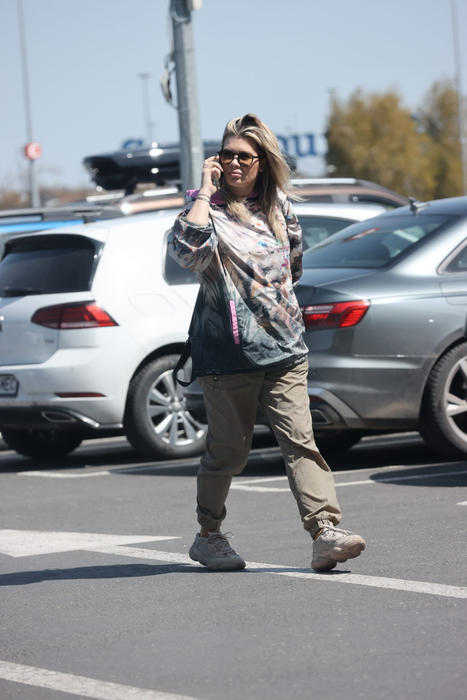 Gina Pistol, "chitită" pe shopping (Foto: CANCAN.RO)