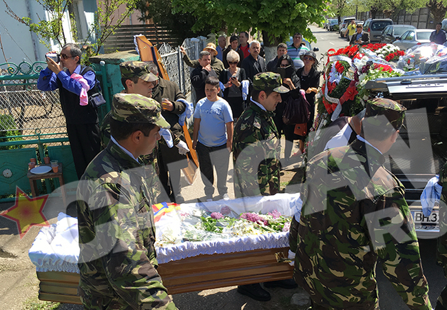 Primele imagini cu D.D. la înmormântarea tatălui (LIVE)