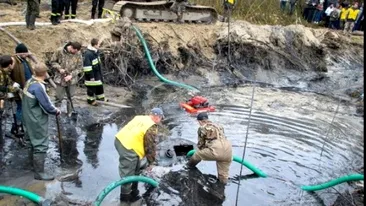 Descoperire BIZARĂ făcută de mai multe persoane într-un RÂU. Stătea acolo de 70 de ANI FOTO