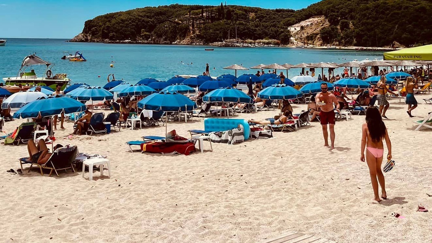 Ce a pățit un turist român aflat în concediu în stațiunea Parga din Grecia: "Stăteam ca tot omul la masă, când aud țipete de pe plajă"