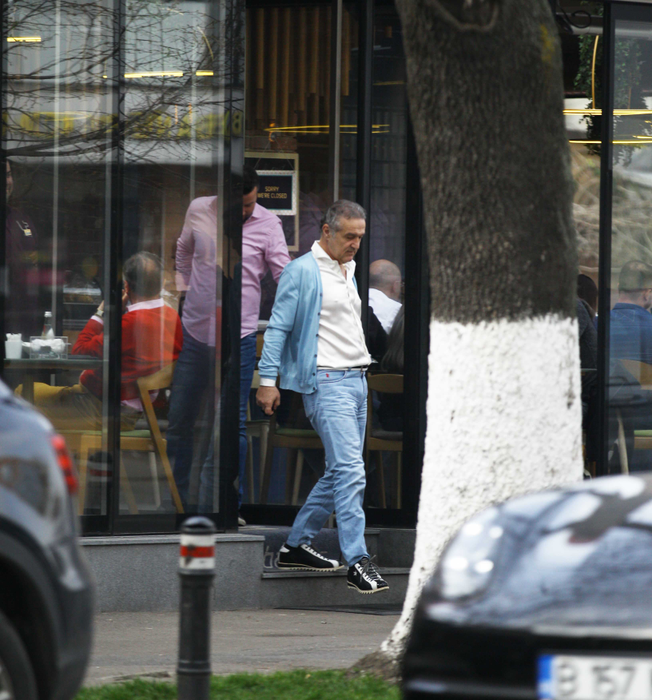 Gigi Becali și-a parcat luxosul Maybach în stația de autobuz