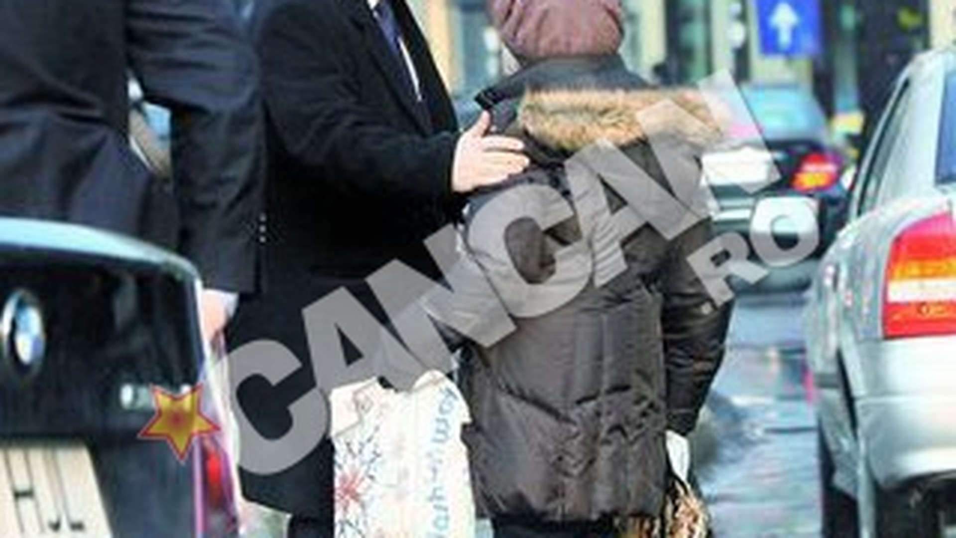 Fostul premier Emil Boc, promenada prin multime in buricul targului! A tinut audiente in plina strada