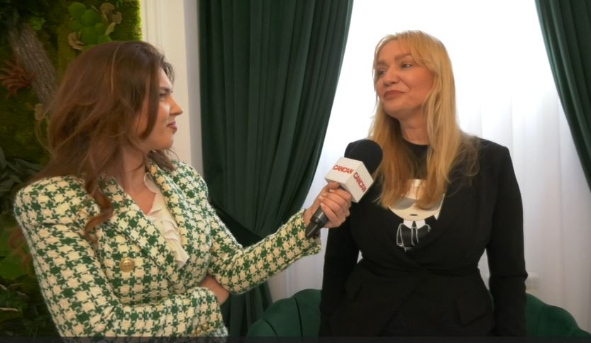 Actrița dezvăluie că are o mască în fața oamenilor