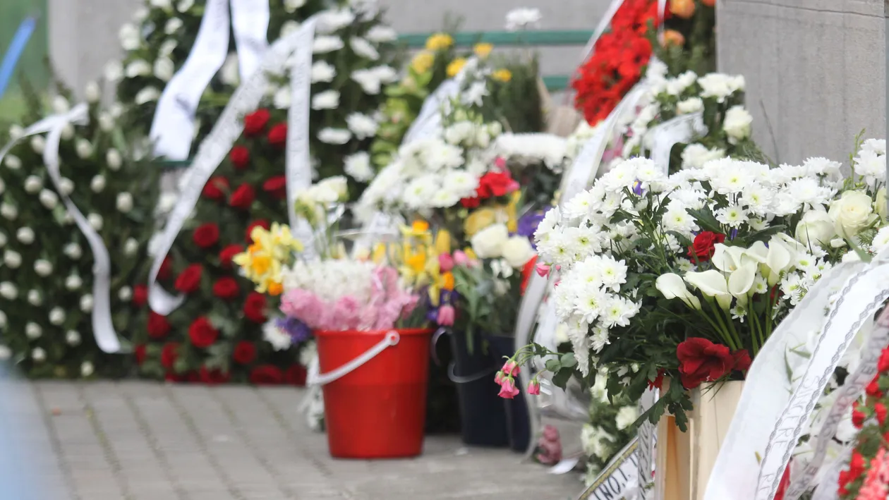 Mica de la Abracadabra, îngropată în flori! Au scos afară coroanele care nu mai aveau loc în biserică!Vezi cine şi-a amintit de ea