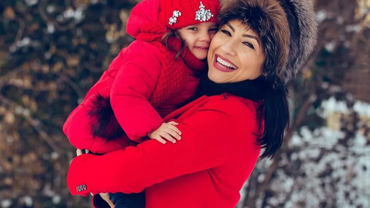 Așa mamă, așa fiică! Andra și fetița ei s-au coafat la fel