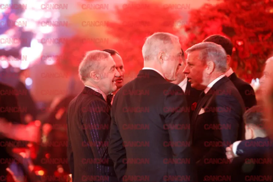 Gigi Becali, cu zâmbetul pe buze la petrecere